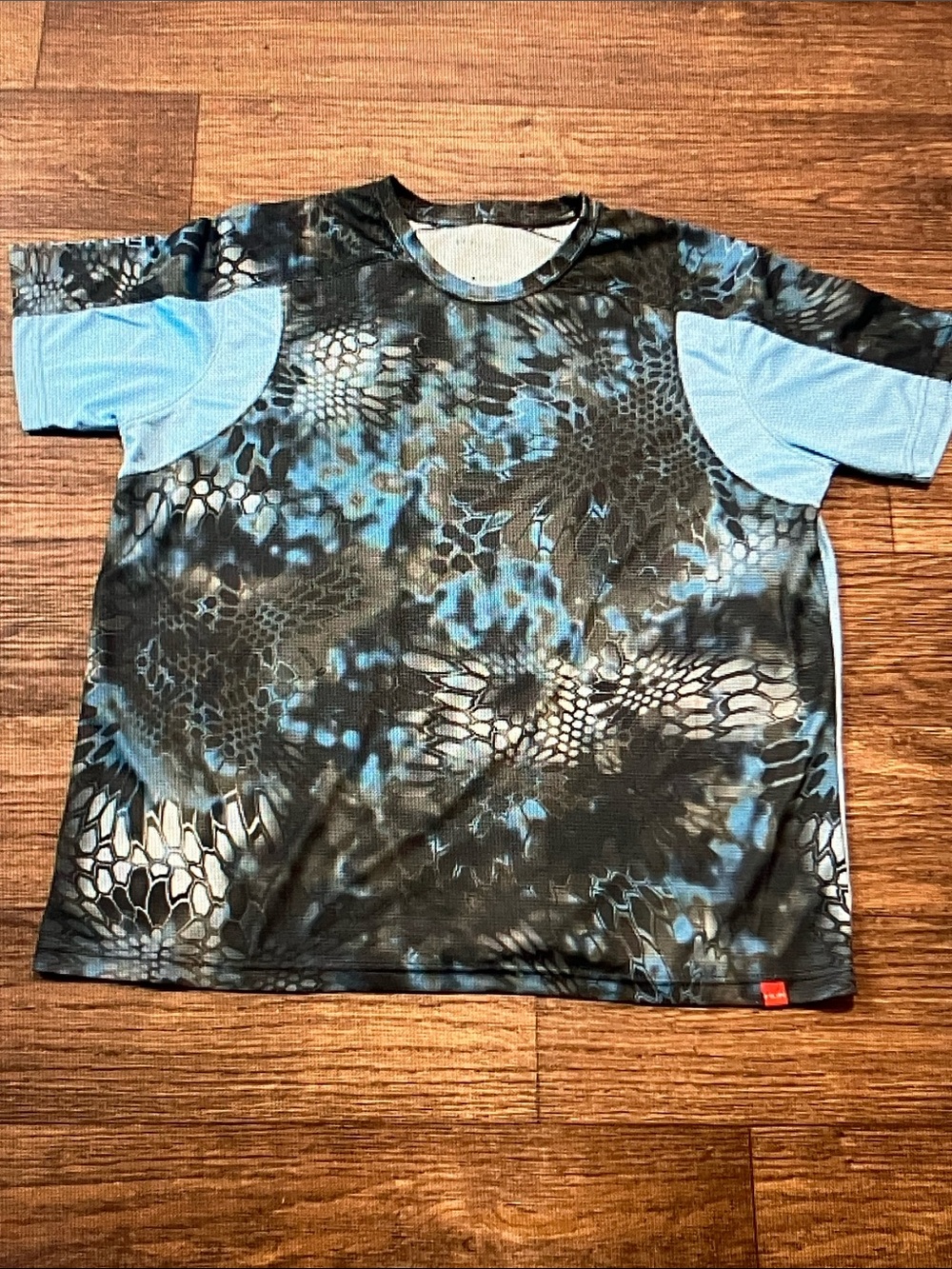 Huk Men's Short Sleeve Performance Tee in Black and Light Blue Camo